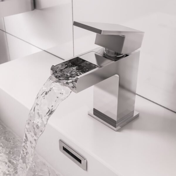 Eastbrook Abberton Mono Basin Mixer Tap With Waste - Image 2