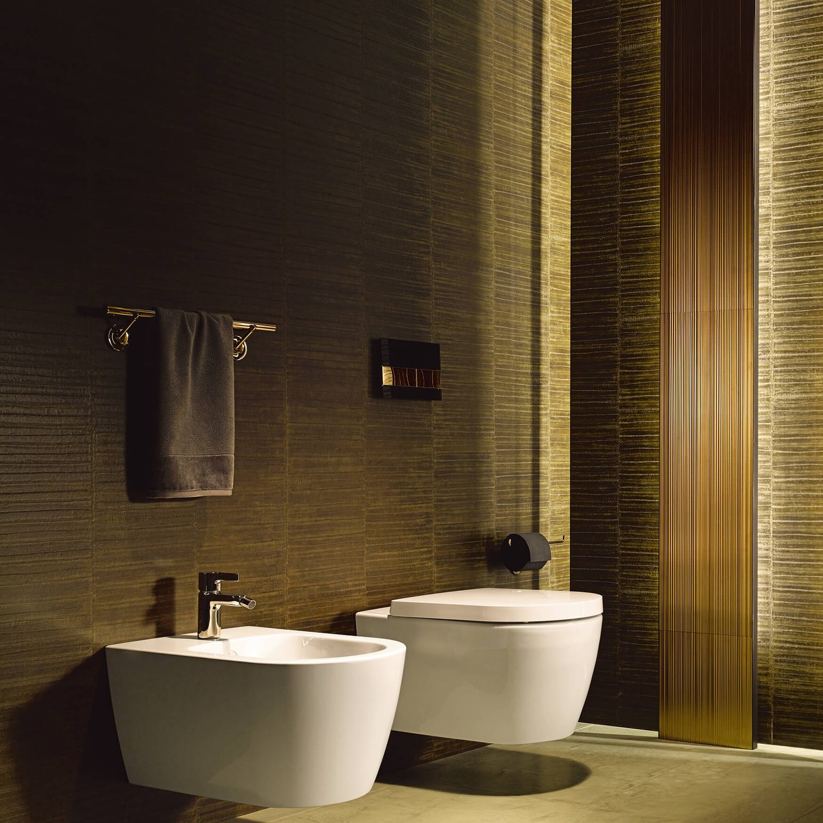 Duravit Me-By-Starck Rimless Round Compact Wall Hung Toilet With Seat- White - Image 4